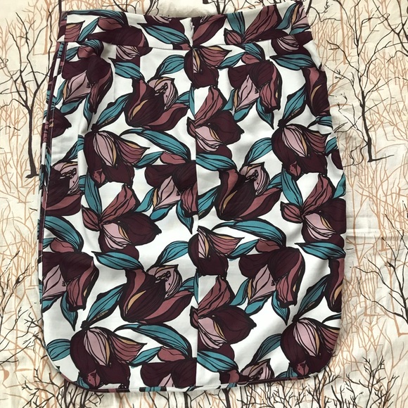 HP🎉 NWOT LOFT Gorgeous Floral Pencil Skirt Size 6 - Picture 8 of 13